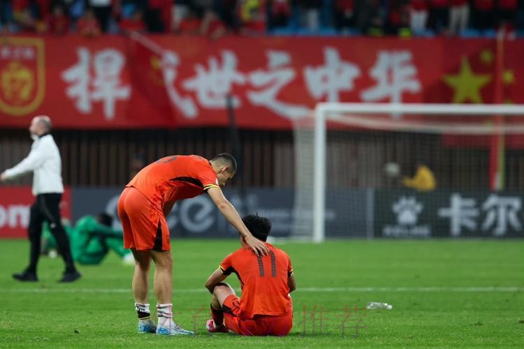 一球失利遗憾离开 中国男足3-4不敌沙特结束亚运会征程 一球失利遗憾离开 中国男足3-4不敌沙特结束亚运会征程